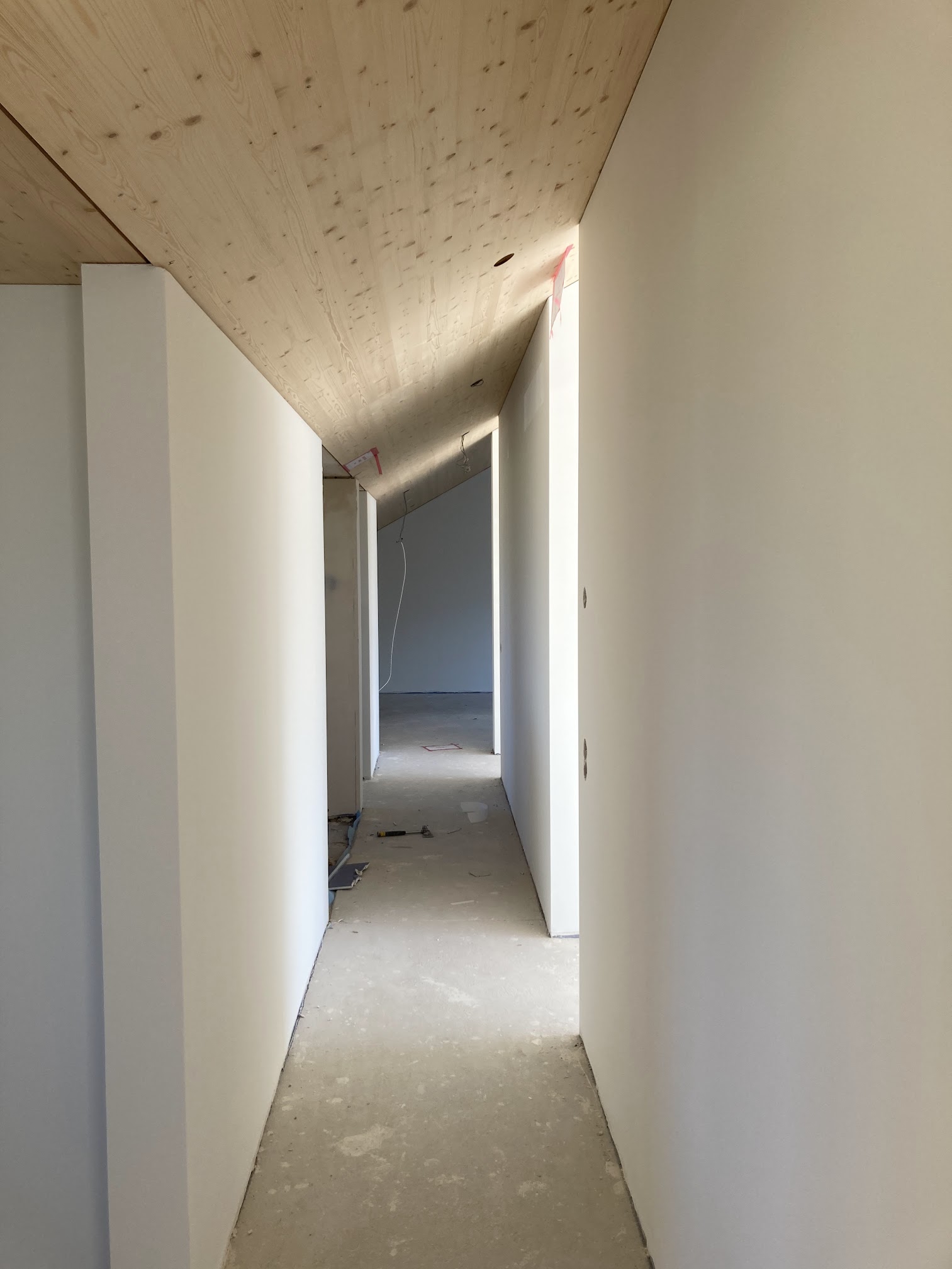 Pareti rifinite sotto un soffitto in legno